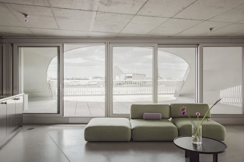 Stilvolles Penthouse mit edler Edelstahlküche, rohen Betonakzenten, privater Dachterrasse & SPA — photo 1